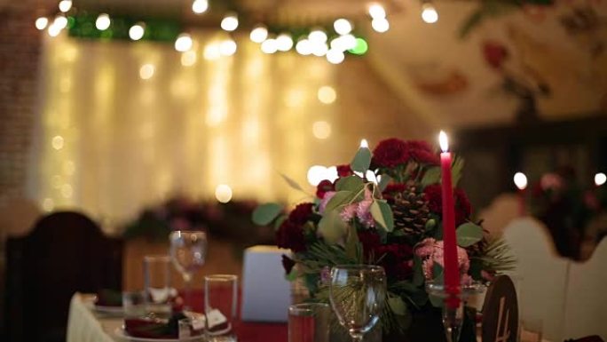 圣诞婚礼宴会厅内部细节汇编，餐厅装饰和餐桌布置。冬季装饰灯泡花环、蜡烛、鲜花、圆锥体和冷杉树枝