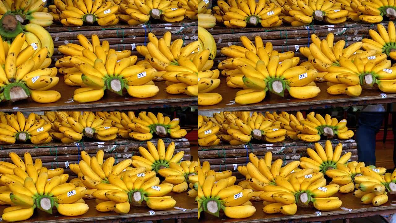 柜台上的黄色泰国小香蕉