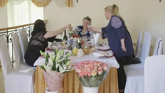 资深女性与朋友在节日晚宴上庆祝节日