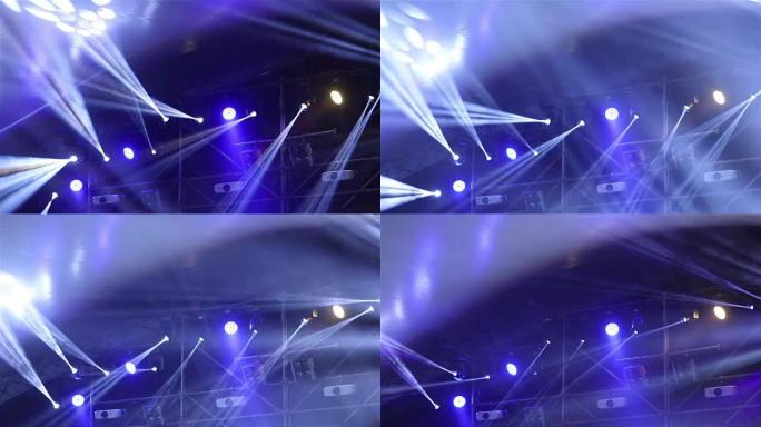 音乐会上的舞台灯带雾，控制台上的舞台灯，新年晚会
