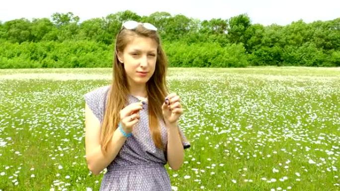 春田里有洋甘菊的年轻女子