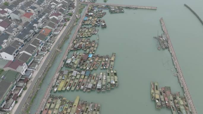 4K航拍苏州太湖渔港村，渔船停泊在港湾里