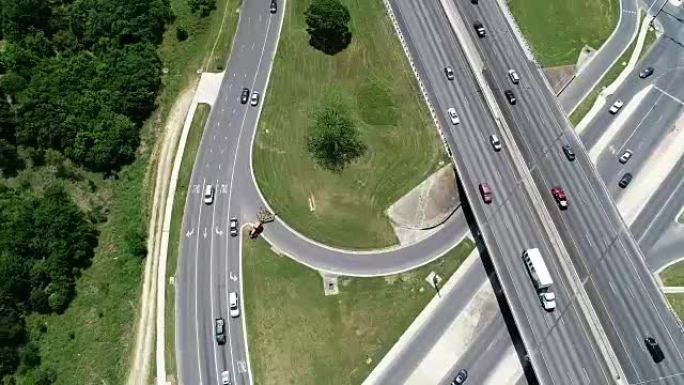 德克萨斯州圣马科斯小镇的高速公路转弯和立交桥运输上方的直线无人机角度