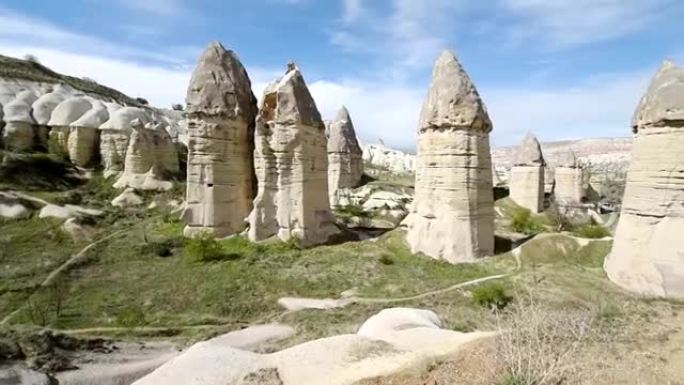 卡帕多细亚 (Cappadocia)，其山谷，峡谷，丘陵，位于格雷梅国家公园的火山山脉之间