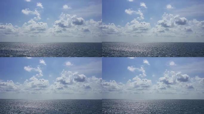 晴朗的日子里的大海，从移动的船上可以看到。美丽的云朵漂浮着。