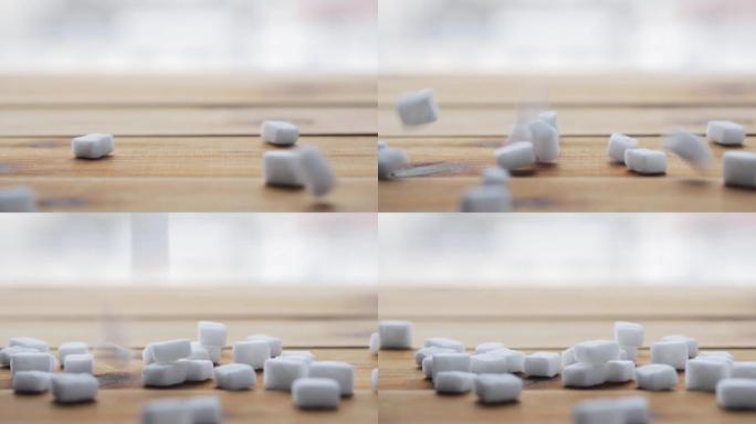木板或桌子上的白色块糖特写