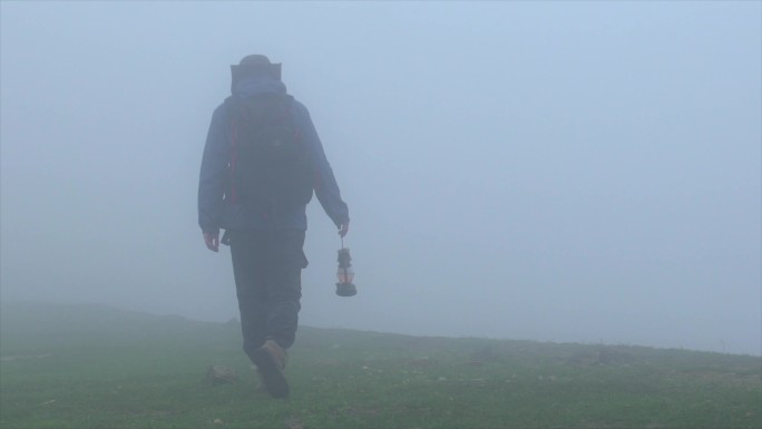 徒步探险户外自然 人行走在迷雾中