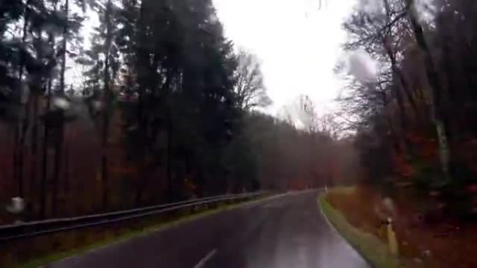 秋天在多雨的乡间小路上行驶