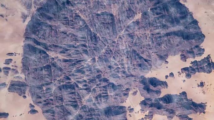 在国际空间站飞越地球。飞越沙漠，从太空鸟瞰。