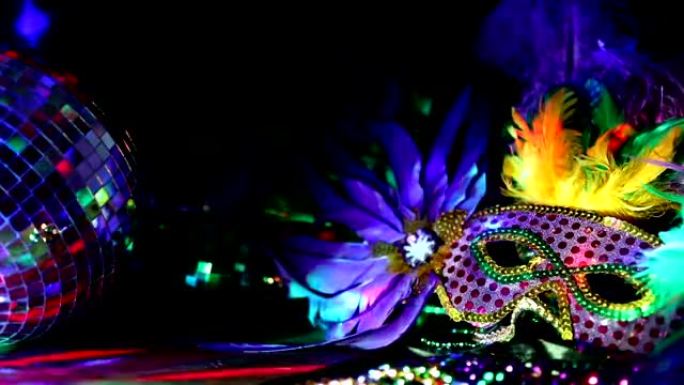 狂欢节，里约狂欢节面具和彩色珠子和羽毛装饰。