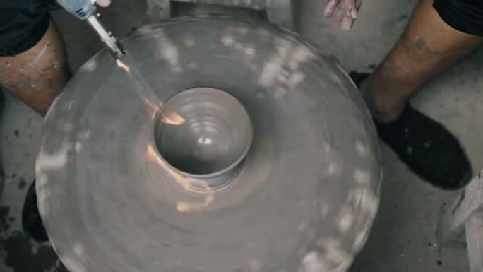 工艺陶瓷的小企业; 靠近陶工的手，在圆轮上制作一个杯子，同时使用喷火泡沫-库存视频