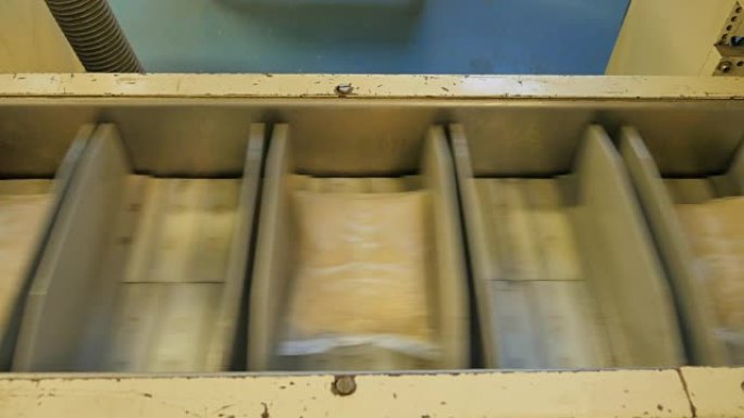包装成袋的白米在工厂的装配线上行驶-4K