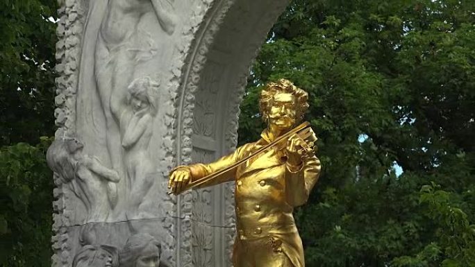 约翰·施特劳斯 (Johann Strauss) 的镀金青铜纪念碑是维也纳最著名和最常被拍摄的纪念碑
