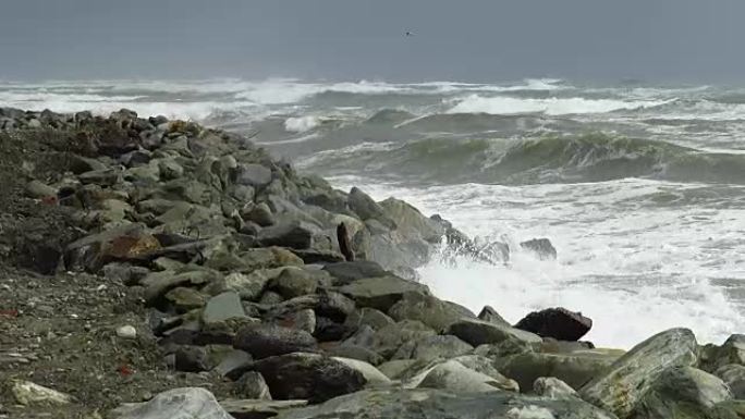 海浪撞击海岸