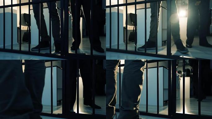 一个警察的脚的特写镜头把罪犯带进了牢房。