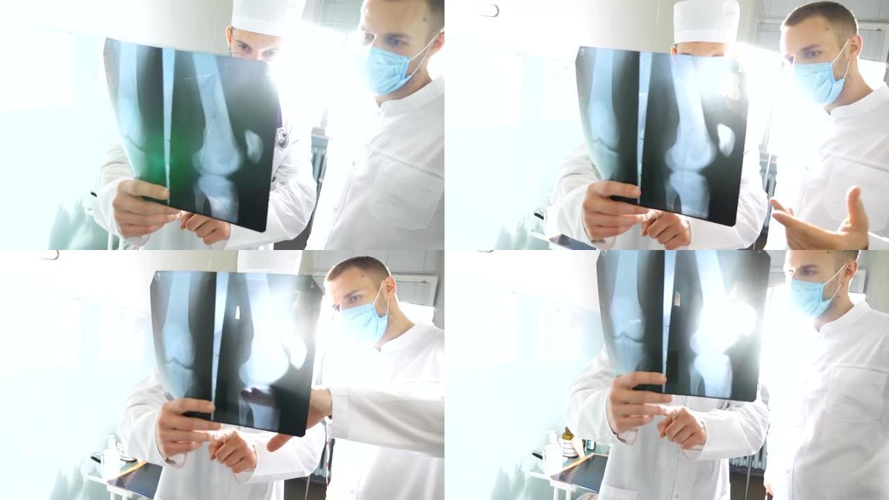 两位白种人医生观看核磁共振图像并讨论它。男性医生在看x光片的时候会互相商量。医院的医务人员检查x光照