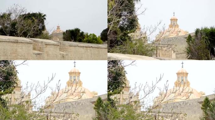 2018年4月姆迪纳-马耳他: 姆迪纳的古城墙和防御工事。姆迪纳是马耳他最受欢迎的旅游目的地。