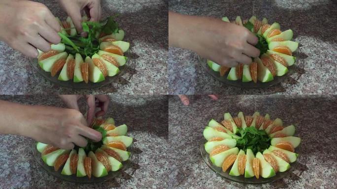 将青苹果，芹菜和橙色水果放在盘子上