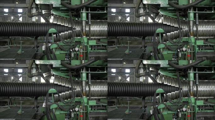 塑料水管的制造。制造管子到工厂。利用水和气压在机床上制作塑料管的过程。特殊的波纹形式。