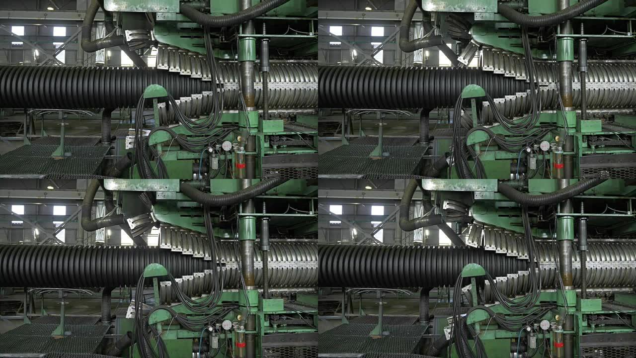 塑料水管的制造。制造管子到工厂。利用水和气压在机床上制作塑料管的过程。特殊的波纹形式。