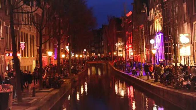 红灯destrict view和阿姆斯特丹运河，自行车和骑自行车的人，船屋，活船。