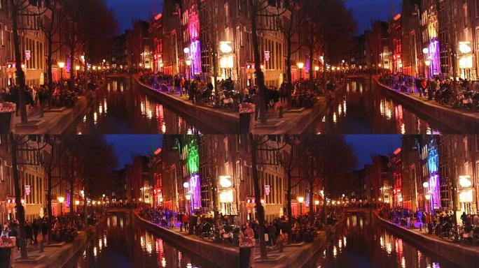 红灯destrict view和阿姆斯特丹运河，自行车和骑自行车的人，船屋，活船。