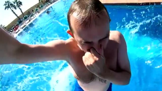 男子以慢动作跳入游泳池