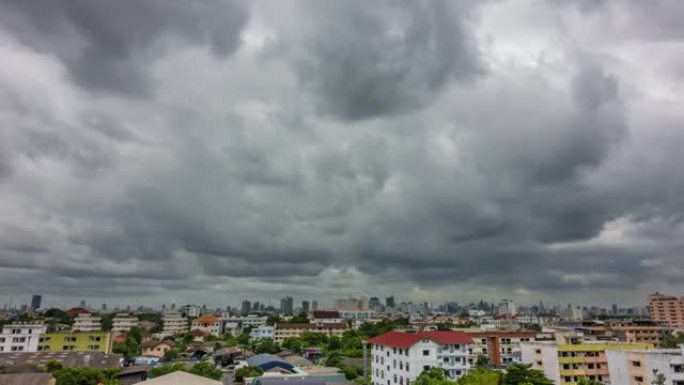 美丽的暴雨和灰云。