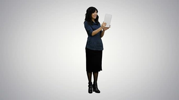 亚洲女士在白色背景上使用平板电脑进行视频聊天