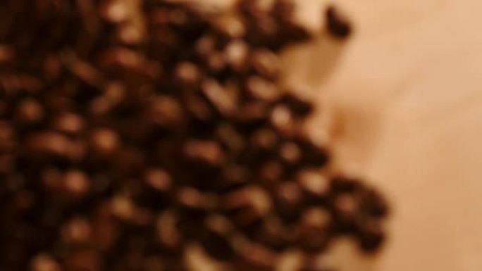 木质书桌上的咖啡豆