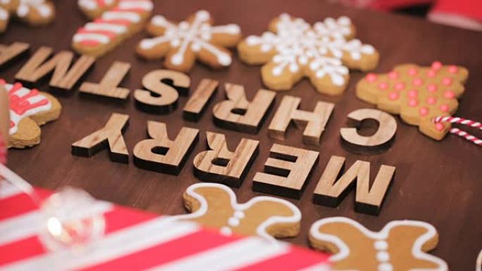 木质圣诞快乐标志和传统姜饼饼干自制。