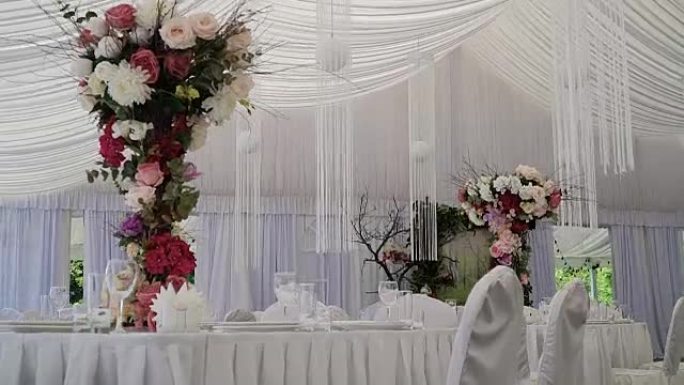 婚礼大厅装饰的内部为客人准备。漂亮的仪式和婚礼房间。婚礼概念。豪华时尚婚礼接待紫色装饰昂贵的大厅。婚