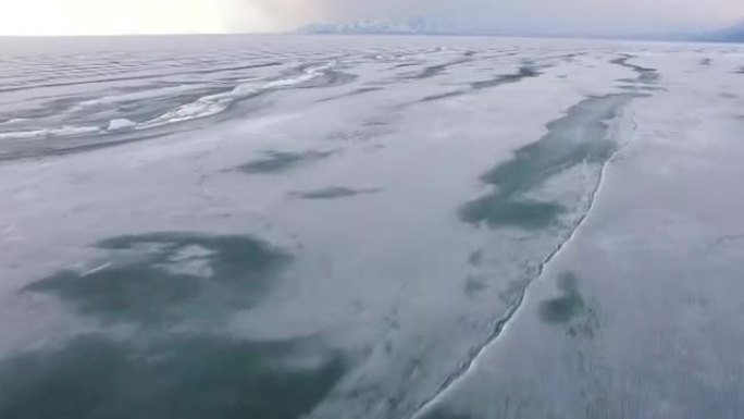 乘直升机飞越冰海或海洋。