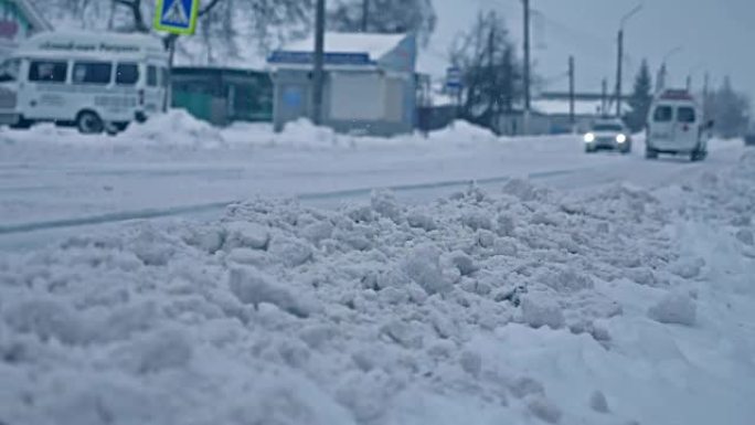 冬天在城市街道上的救护车下雪药