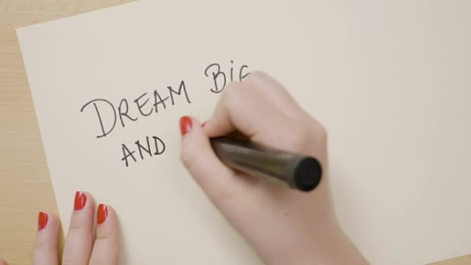 女手书写梦想大敢失败惊叹号激励性语录在白纸上用黑色记号笔