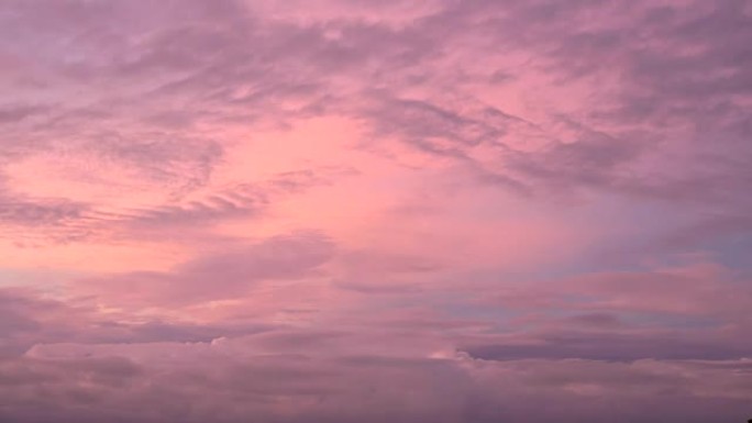 在热带气候的日落或日出期间，柔和的紫色天空与粉红色的云