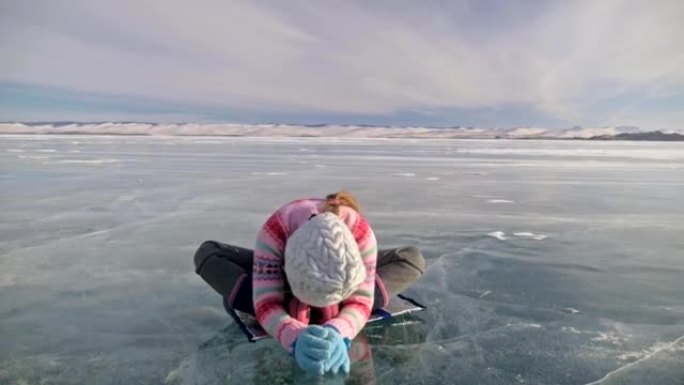 女孩在冬天练习瑜伽。孩子们在大自然的冰上做伸展运动和冥想。孩子们练习瑜伽，用碎冰做麻绳。孩子们在户外