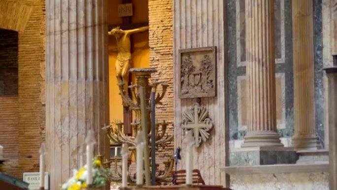 意大利罗马万神殿教堂祭坛上的大耶稣受难像