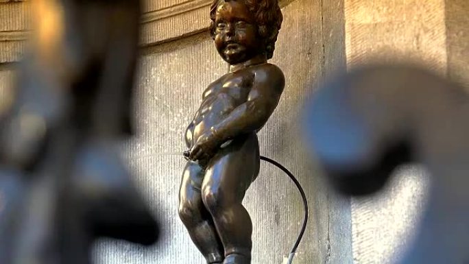 布鲁塞尔的撒尿小童雕像。比利时布鲁塞尔，一个在美丽夏日小便的男孩雕像。