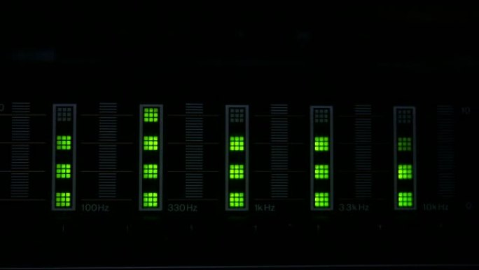带绿灯的老式频谱分析仪