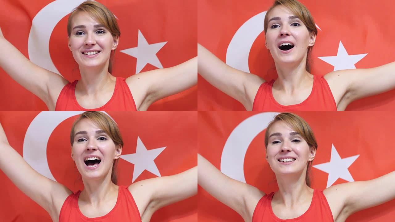 土耳其年轻女子在慢动作中举着土耳其国旗庆祝