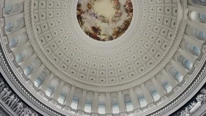 位于华盛顿特区的美国国会大厦圆形大厅-向上倾斜