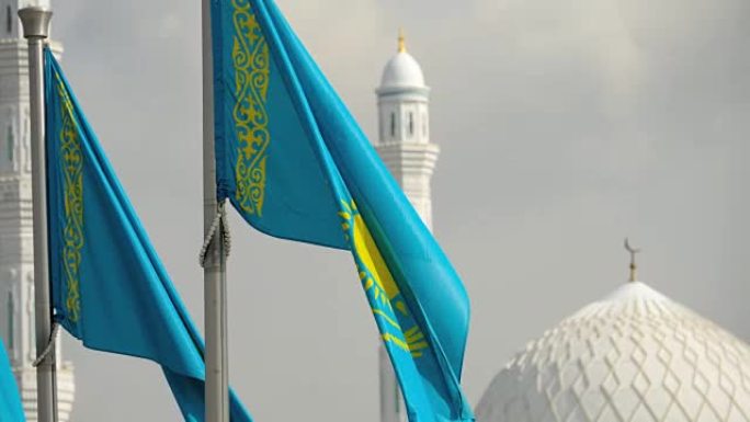 清真寺的旗帜和圆顶