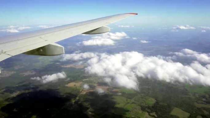 从飞机的窗户看。飞越地面。