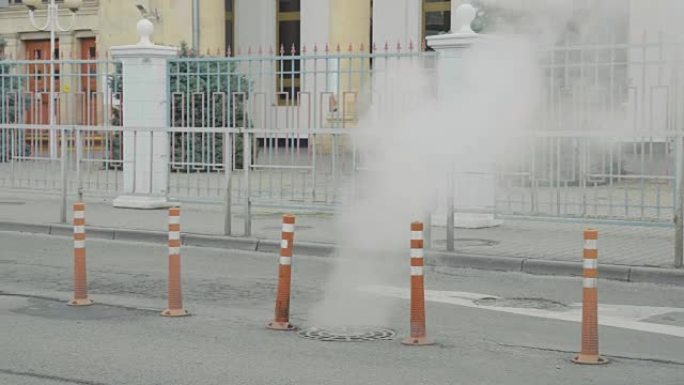 来自冬季城市下水道公用事业线的蒸汽