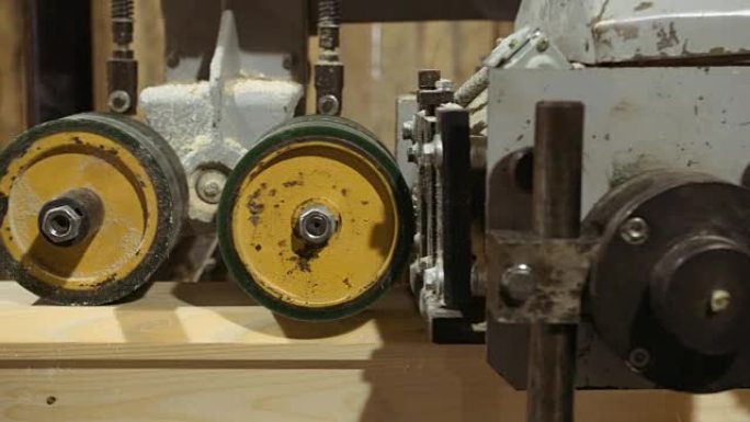 锯木厂木工试制平面机械中的木块研磨