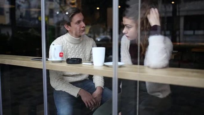 年轻夫妇在咖啡馆发生冲突