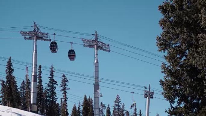 露天滑雪缆车前往山顶进行高山滑雪。