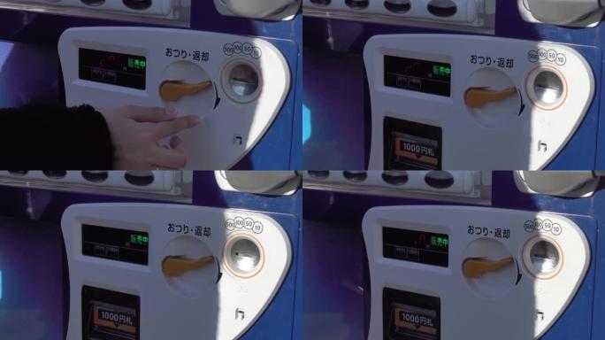 4k: 将硬币插入自动售货机的硬币转换器