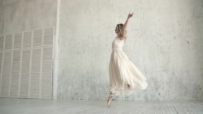 优雅的年轻芭蕾舞演员穿着轻便的连衣裙和尖尖的舞步。青春的美丽和优雅。慢动作